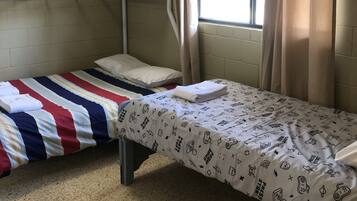 2 slaapkamers, een strijkplank/strijkijzer, beddengoed