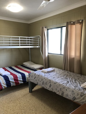 2 habitaciones, tabla de planchar con plancha y ropa de cama 