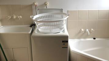 シャワー、タオル、石鹸、トイレットペーパー