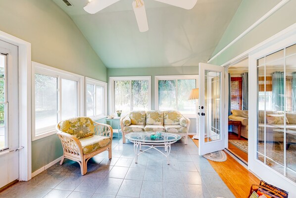 TV, books - Town of Rehoboth Beach home in a great location with yard and 3-season room (Rehoboth Beach)