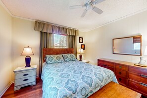 3 bedrooms, iron/ironing board, internet, bed sheets
