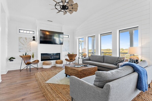 Televisión y chimenea 