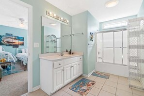 4 bedrooms, free WiFi - Rip Tide by Brunswick Vacation Rentals: Sunset Beach Home, Sleeps 10, Near Beach (Sunset Beach)