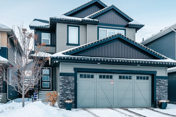 Exterior - Modern Legal suite near Airport, Hospital, South common, Henday, 91 St, Town Ctr (Edmonton)