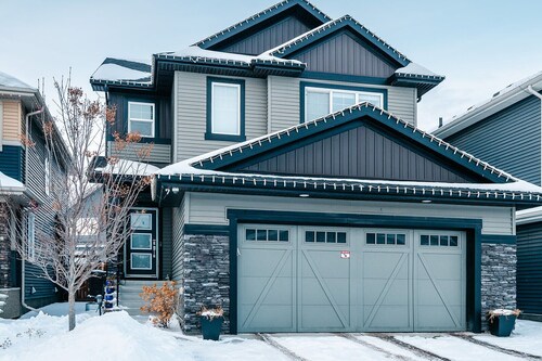 Modern Legal suite near Airport, Hospital, South common, Henday, 91 St, Town Ctr