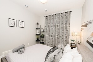 2 bedrooms, iron/ironing board, WiFi, bed sheets - Modern Legal suite near Airport, Hospital, South common, Henday, 91 St, Town Ctr (Edmonton)