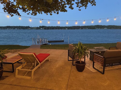 Awesome 3 Bedroom River Front Retreat right on the water!