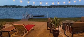 Awesome 3 Bedroom River Front Retreat right on the water!