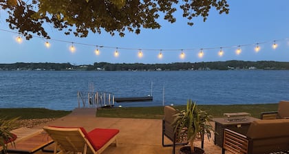 Awesome 3 Bedroom River Front Retreat right on the water!