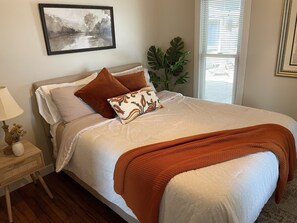 3 habitaciones, escritorio y tabla de planchar con plancha