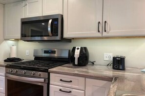 Een koelkast, een microgolfoven, een oven, een kookplaat