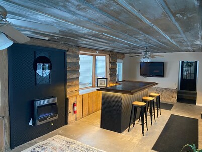 Awesome 3 Bedroom River Front Retreat right on the water!