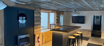 Awesome 3 Bedroom River Front Retreat right on the water!