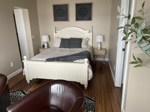 3 slaapkamers, een bureau, een strijkplank/strijkijzer, reisbedje