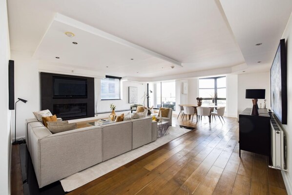 Apartment - The River Thames View - Stunning 2bdr Flat With Study Room Balcony (London)