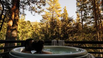 Outdoor spa tub
