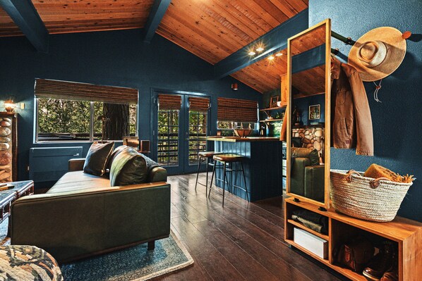 Smart TV, fireplace - Black Mountain by Freewyld | Romantic Studio Cabin + Hot Tub (Idyllwild-Pine Cove)