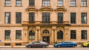 A large, historic building with a symmetrical facade, multiple windows, and a central entrance with an arched doorway. - Kasa Accessible Studio in the Heart of Steel City The Maverick (Pittsburgh)