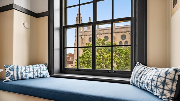 A window seat with a view of a historic building. - Kasa Accessible Studio in the Heart of Steel City The Maverick (Pittsburgh)