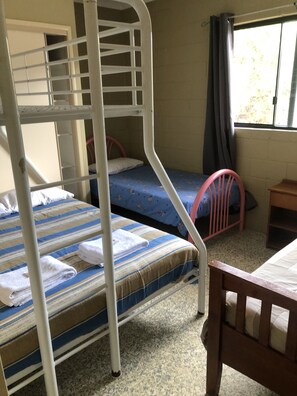 2 chambres, fer et planche à repasser, draps fournis