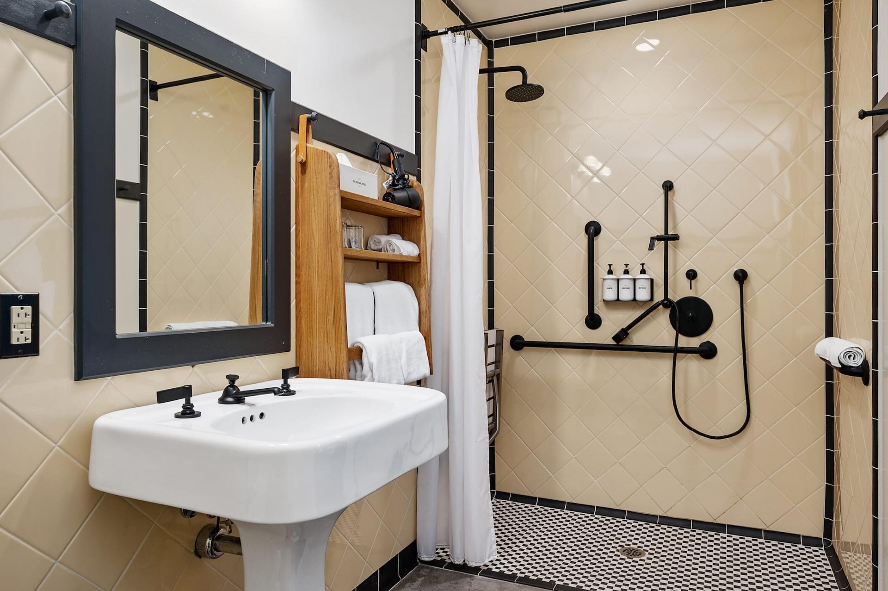Ein modernes Badezimmer mit Waschbecken, Spiegel, Dusche mit Bedienfeld und Handtuchhalter.