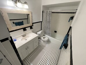 Hair dryer, towels, soap, shampoo - Charming 3-Bedroom with car garage and backyard. New furniture and mattresses (Clearwater)