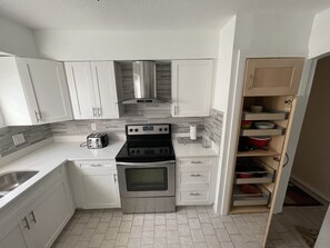 Private kitchen - Charming 3-Bedroom with car garage and backyard. New furniture and mattresses (Clearwater)