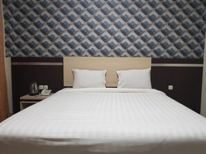 Deluxe Studio | Free WiFi, bed sheets - Capital O 93263 Linge Land Hotel (Takengon)