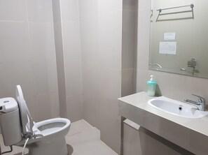 Superior Twin kamer | Badkamer | Een douche, zeep