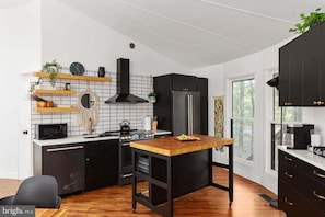 Frigorífico, microondas, horno y placa de cocina