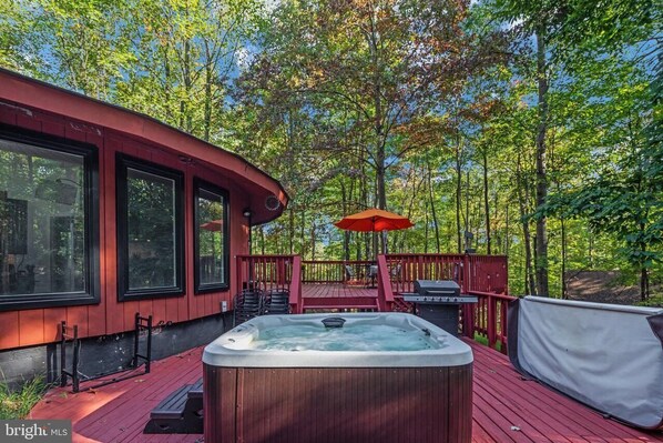 Terrace/patio - Modern Wooded Oasis w Hot Tub, WiFi, Grill, & Dome (Hedgesville)