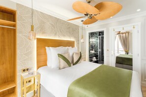 3 soverom, skrivebord, strykejern/-brett og reiseseng for barn