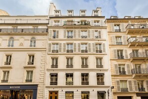 Ein mehrstöckiges Gebäude, im Erdgeschoss ein Boutique-Hotel namens BREUER.