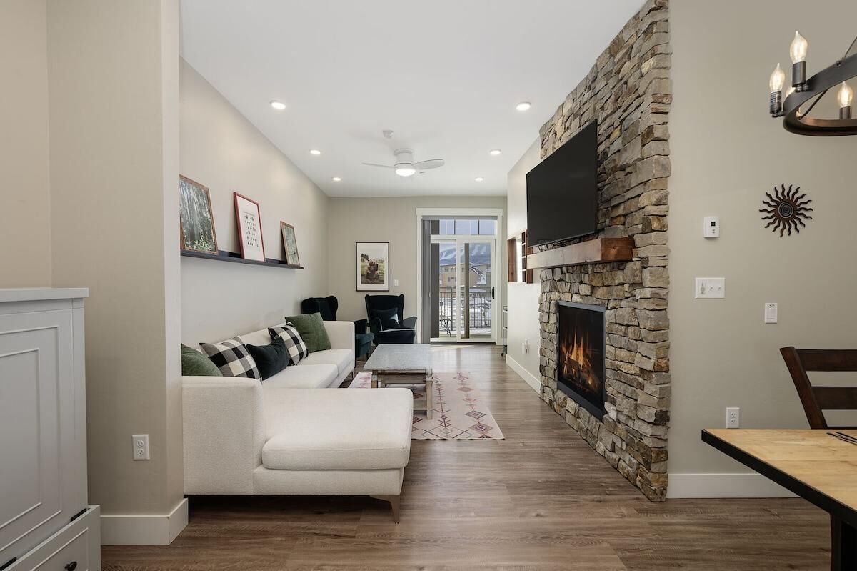 TV, fireplace