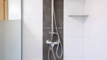 Dusche, Haartrockner, Handtücher