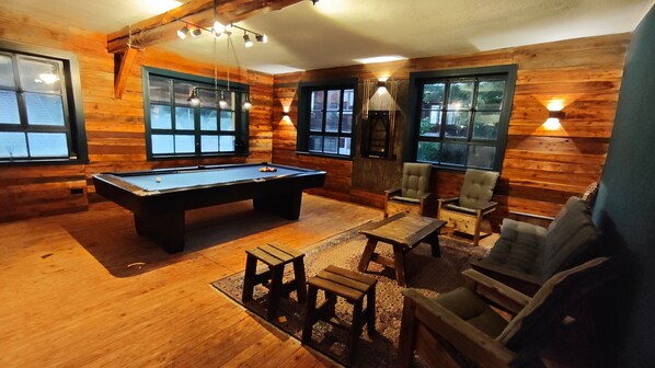 A cozy room with a pool table, comfortable seating, and large windows. - Holiday Home 'CosyHome Vogelsberg' (Feldatal)