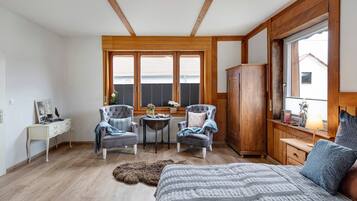 6 bedrooms, WiFi (free), bed sheets
