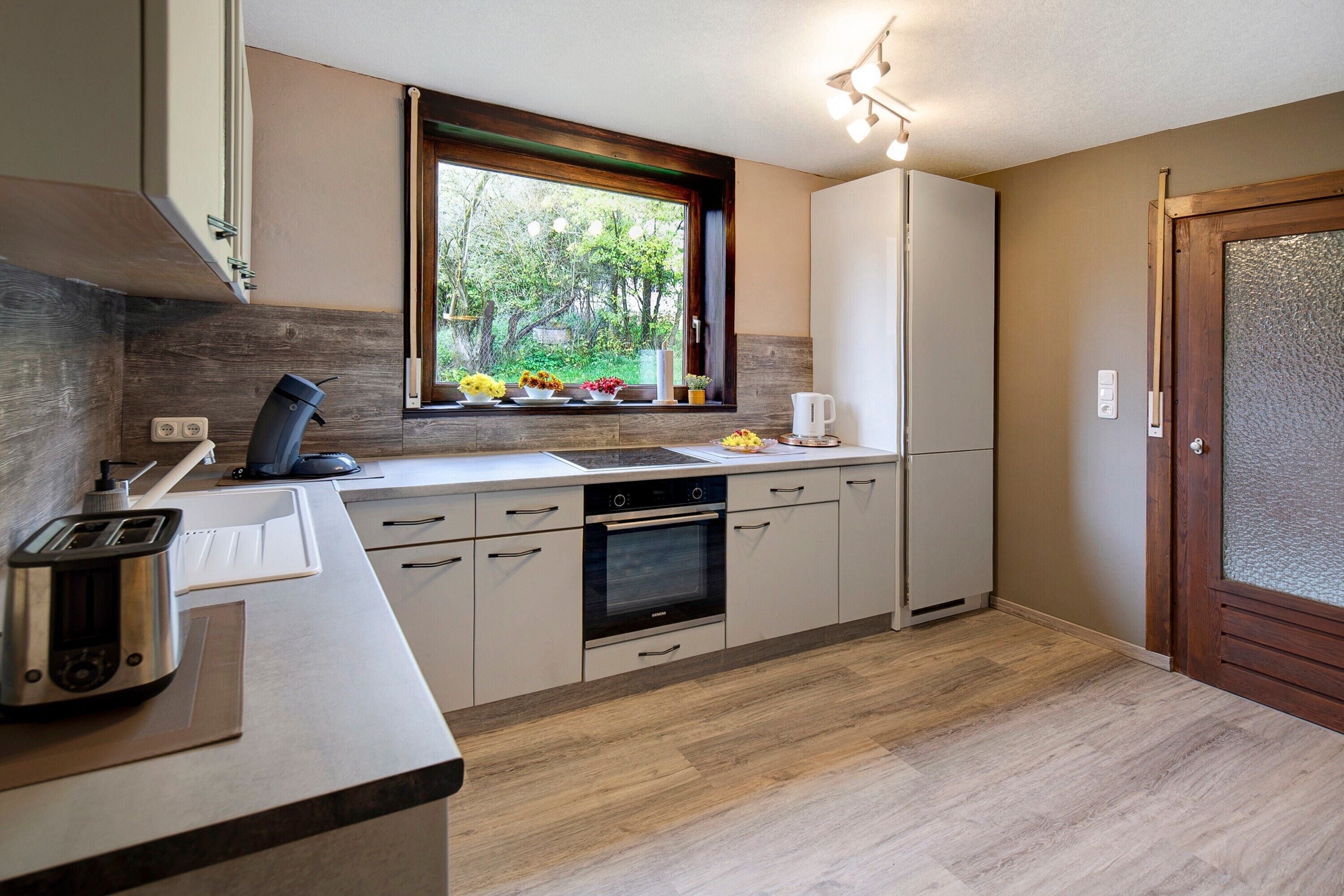 Coffee/tea maker, fridge, microwave, oven