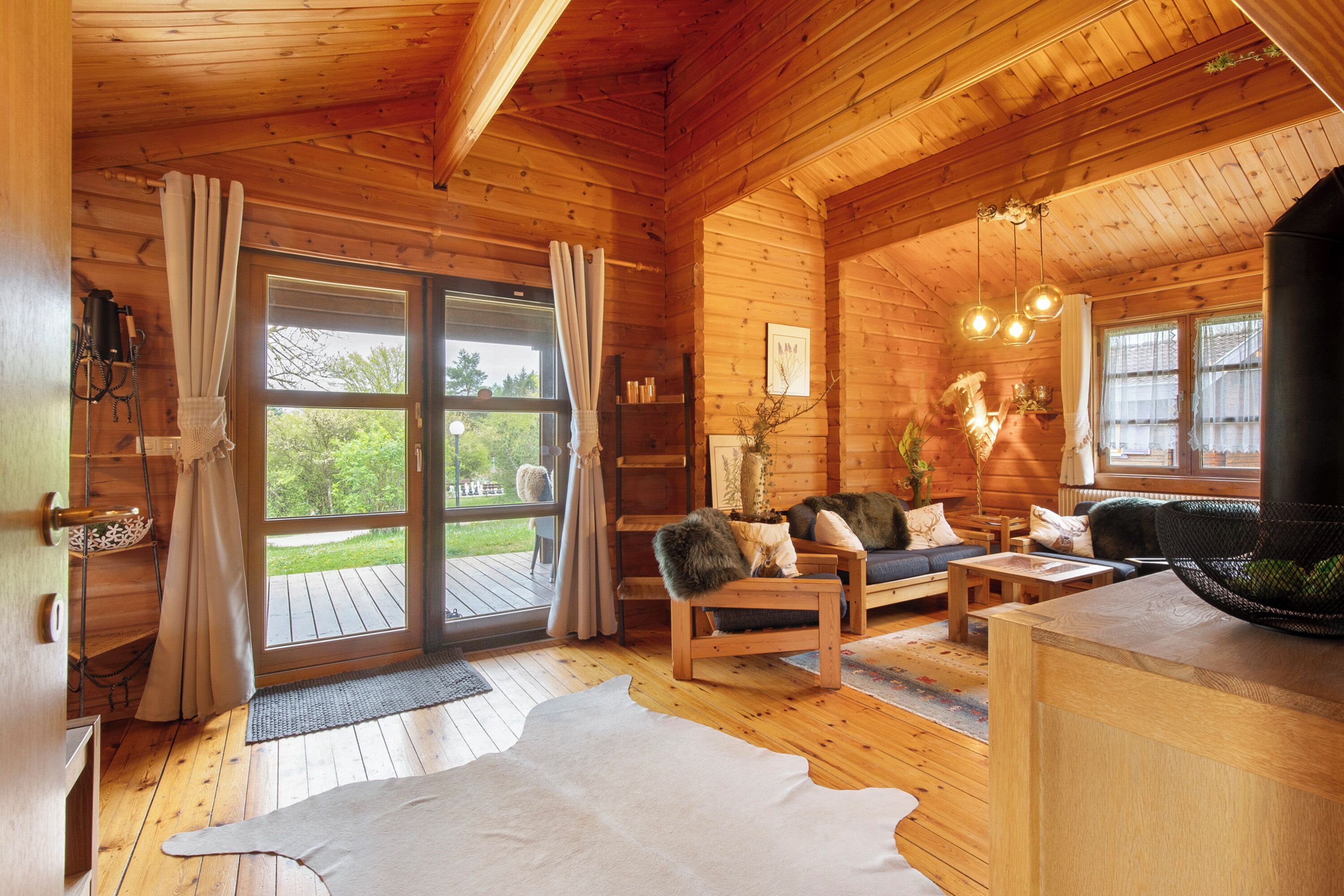 Tv, pejs, bordtennisbord, stereoanlæg