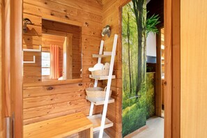 Interior - Holiday Home 'Hüssli Numero 1' with Private Terrace, Shared Garden and Wi-Fi (Hayingen)