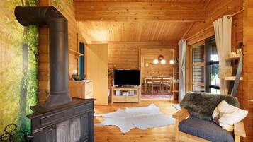 Fernseher, Kamin, Tischtennisplatte, Stereoanlage