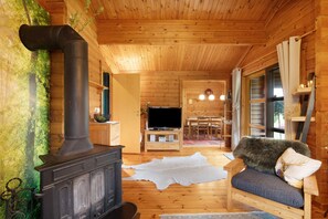 TV, fireplace, ping pong, stereo - Holiday Home 'Hüssli Numero 1' with Private Terrace, Shared Garden and Wi-Fi (Hayingen)