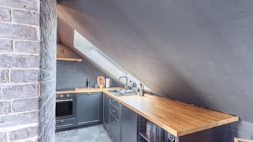 Réfrigérateur, four à micro-ondes, un four, surface de cuisson