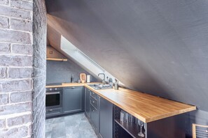 Frigorífico, microondas, horno y placa de cocina