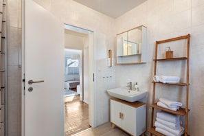 Shower, hair dryer, towels