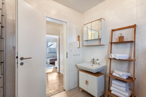 Bruser, hårtørrer, håndklæder