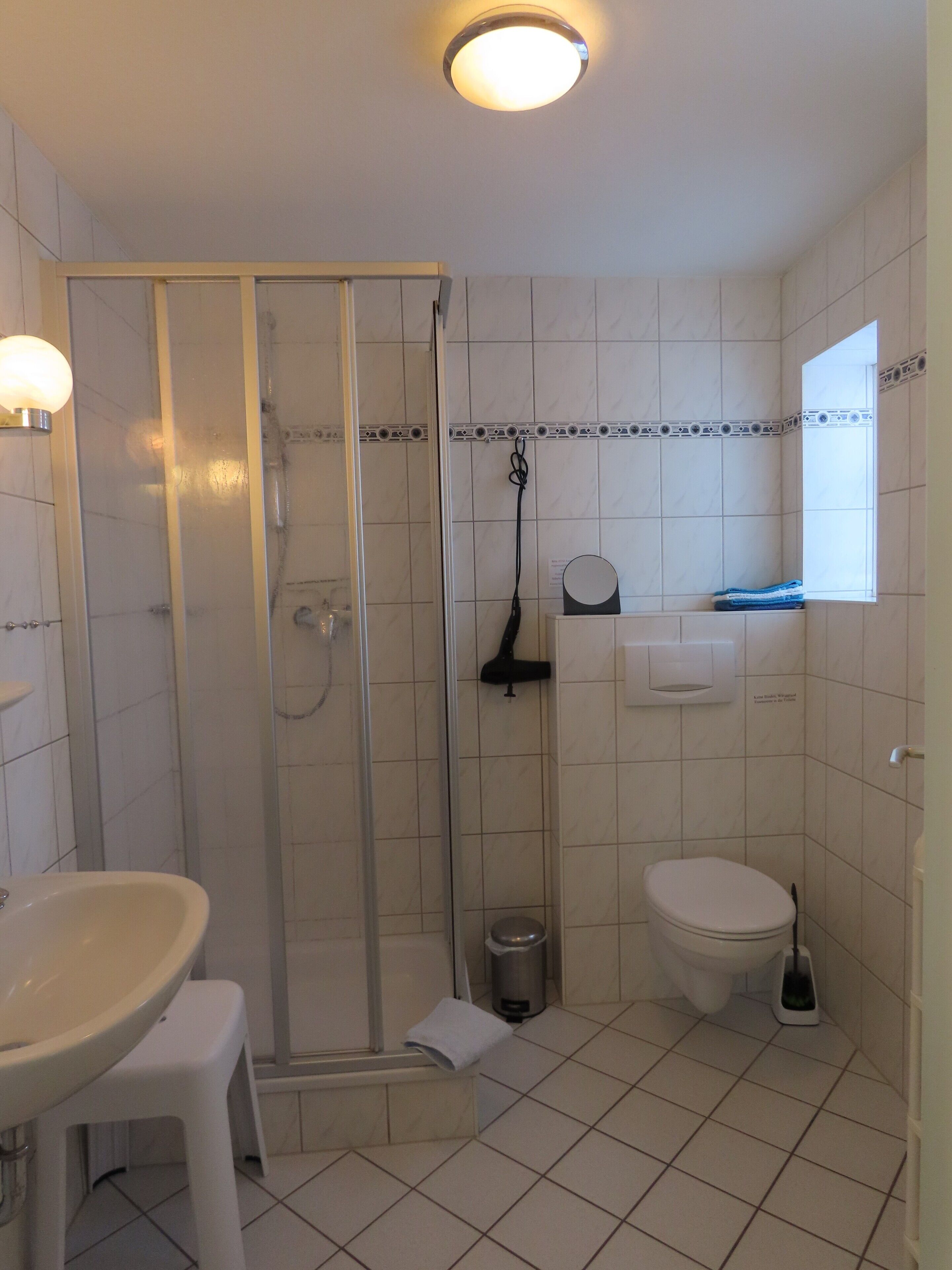 Dusche, Haartrockner, Handtücher