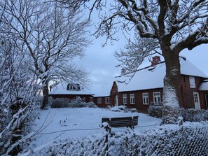 Exterior - Large courtyard with lawn, garden shed and terrace, WLAN (Ockholm)
