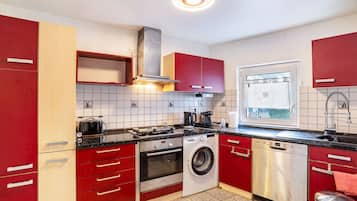 Fridge, microwave, stovetop, dishwasher