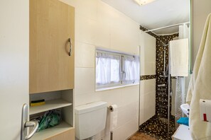 Ducha, secador de pelo y toallas